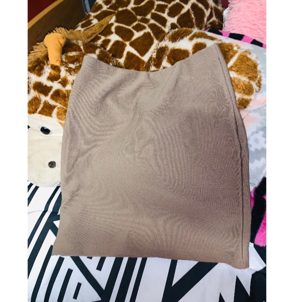 Nude pencil skirt🌸